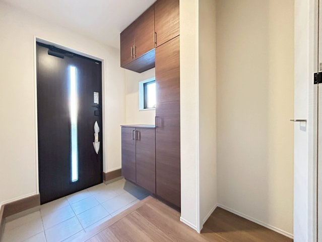 リーブルガーデン　扶桑町高雄薬師堂　全4区画分譲の玄関|大容量のシューズ収納付きで玄関周りもすっきり！玄関ドアからの光が玄関ホールを明るくしてくれます。