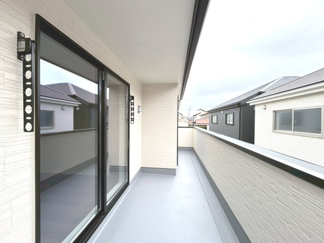 リーブルガーデン　扶桑町高雄薬師堂　全4区画分譲のバルコニー|バルコニーは南向きで洗濯物もよく乾きます！強度と表面積硬度を持つFPRで防水しています。