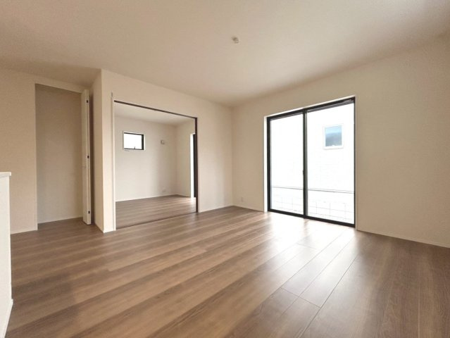 リーブルガーデン　扶桑町高雄薬師堂　全4区画分譲の居間・リビング|明るい日差しをふんだんに取り込んだリビングダイニングは家族の笑顔につつまれた素敵な空間になります。
一建設の家は精度が高く丈夫な工法を採用し、「住宅トップランナー基準」に対応しています。