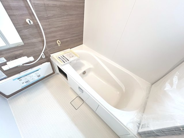 リーブルガーデン　扶桑町高雄薬師堂　全4区画分譲の浴室|明るく清潔感がある浴室。浴槽は環境にやさしい節水タイプ。浴槽内ステップで半身浴、親子入浴も安心です。
洗い場の床は乾きやすく滑りにくい快適仕様、水はけが良くカビの発生を軽減できます。
