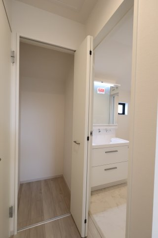 《仲介手数料無料》練馬区石神井台８丁目20-27新築一戸建てケイアイグレースの収納