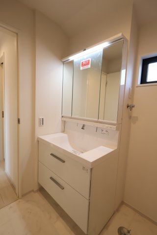 《仲介手数料無料》練馬区石神井台８丁目20-27新築一戸建てケイアイグレースの独立洗面台