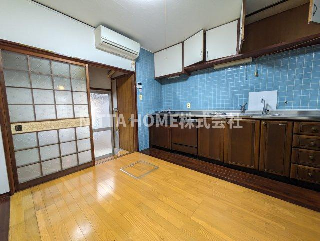 石井貸家の居間・リビング|キッチンスペースです＊