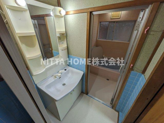 石井貸家の独立洗面台|身支度に便利な独立洗面台になります◎