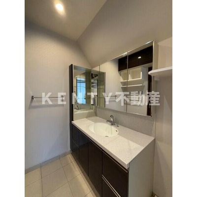 【洗面所】 | ヒルサイドガーデン | 明るい洗面所です