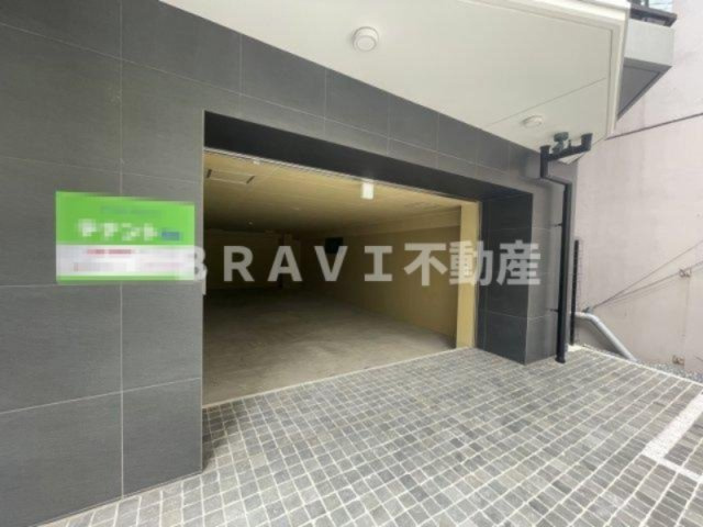 コンフォリア・リヴ谷町四丁目のエントランス