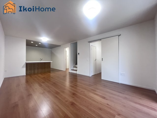神戸市西区伊川谷町潤和　2号棟　新築戸建の居間・リビング|ホームページに現地動画掲載中】●年中無休：当日予約可●フロア－コーティングなどローンに組込む事も可能