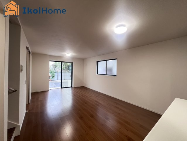 神戸市西区伊川谷町潤和　2号棟　新築戸建の居間・リビング|【ホームページに現地動画掲載中】●年中無休：当日予約可●リビングは長方形で家具を配置しやすい間取り。