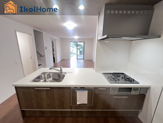 神戸市西区伊川谷町潤和　2号棟　新築戸建のキッチン|【ホームページに現地動画掲載中】●年中無休：当日予約可●人気の対面式のキッチンで明るく使いやすです！