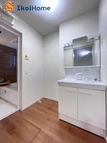 神戸市西区伊川谷町潤和　2号棟　新築戸建の洗面所|【ホームページに現地動画掲載中】●年中無休：当日予約可●洗面台はお化粧をする時に便利な3面鏡。