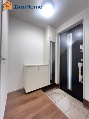 神戸市西区伊川谷町潤和　2号棟　新築戸建の玄関|【ホームページに現地動画掲載中】●年中無休：当日予約可●玄関には大きなシューズボックスが完備♪