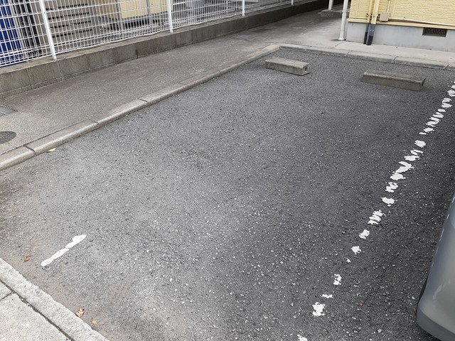 フラッツネオシティーの駐車場