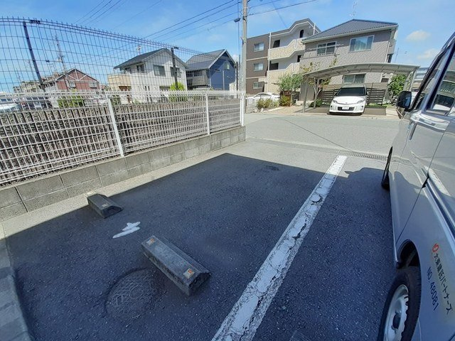 ラフィネの駐車場