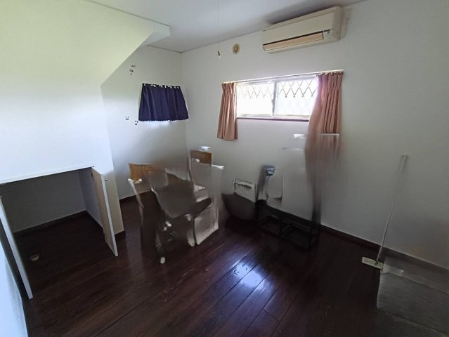 西条市周布892-5　中古住宅の洋室|子様の成長に合わせて自在に使える明るい洋室。学習机や本棚を置いても、遊びのスペースを十分に確保できます。