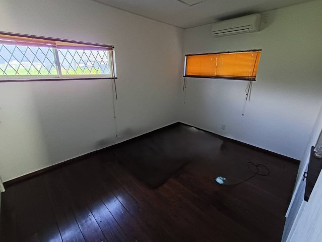 西条市周布892-5　中古住宅の洋室|趣味やリモートワークに最適な個室。2階の独立した空間は集中力を高め、仕事や作業が捗る。窓を開ければ心地よい風が吹き抜け、1年を通して快適に過ごせる、自分だけの特別な拠点。