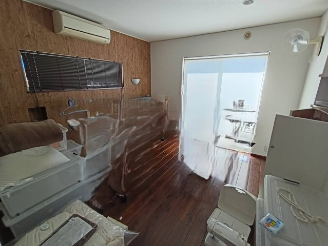 西条市周布892-5　中古住宅の洋室|季節の衣類や趣味の道具を置くスペースとしても便利な一室。納戸（S）と組み合わせて使うことで、家全体の収納力がさらにアップ。