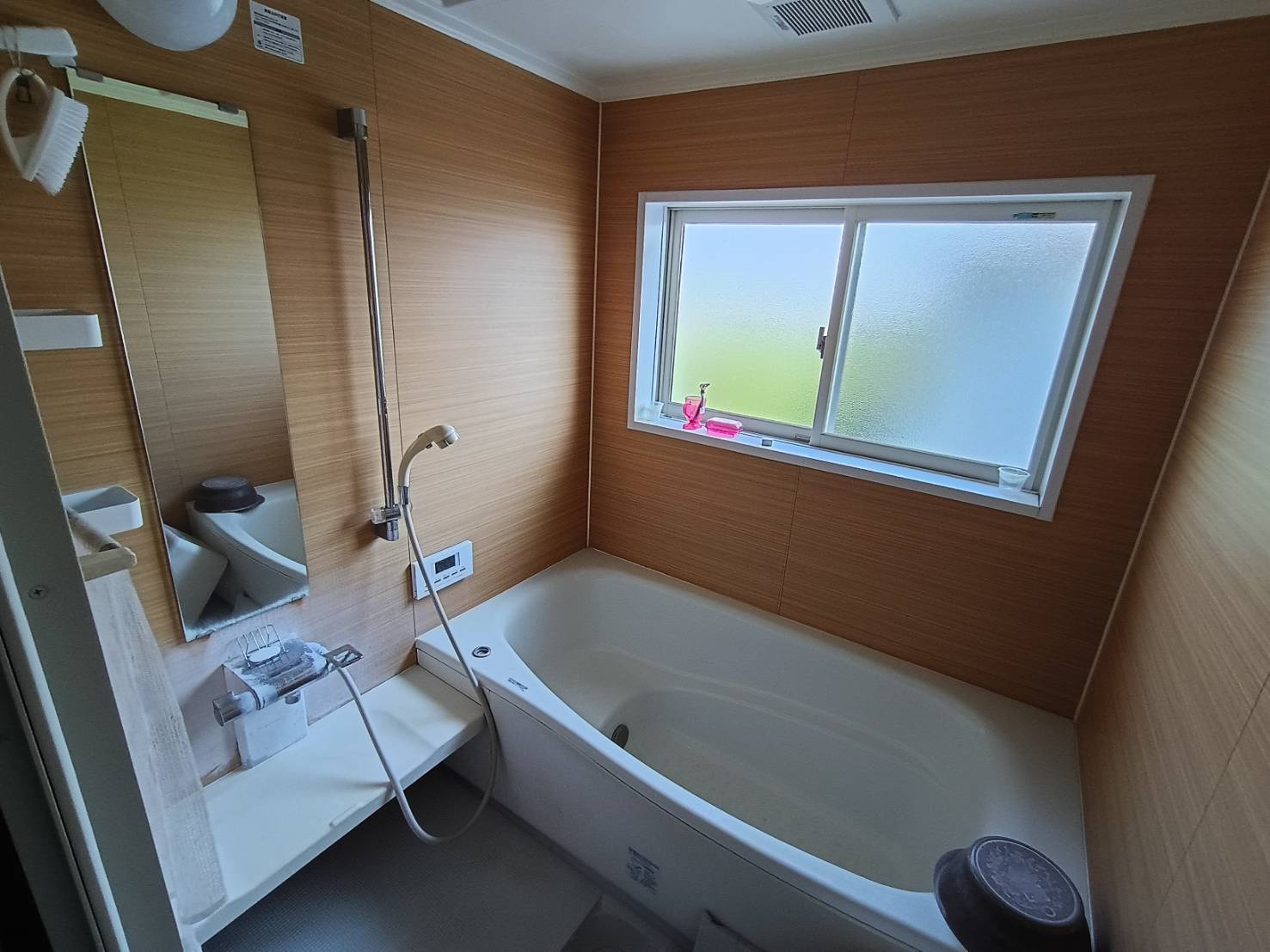 西条市周布892-5　中古住宅の浴室|1日の疲れをゆったりと解き放つバスタイム。窓付きの浴室は湿気がこもりにくく、お手入れが簡単で毎日清潔をキープ。広い洗い場は、小さなお子様との入浴もゆとりを持って楽しめる、家族に優しい設計。