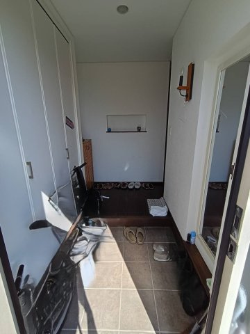 西条市周布892-5　中古住宅の玄関|南向きの玄関は自然光がたっぷりと入り、家族を明るく迎え入れます。広々とした土間スペースは趣味の道具を置いても余裕があり、外と内を緩やかにつなぐ開放的な空間が、毎日の帰宅を楽しみにしてくれます。