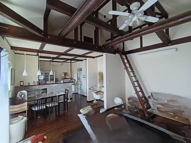 西条市周布892-5　中古住宅の居間・リビング|120平米超の建物を活かした、ゆとりあるリビングダイニング。家族で囲む食卓や、思い思いに過ごすリラックスタイムを優しく包み込む。南向きならではの明るさが、冬場でも室内を暖かく保ってくれます。