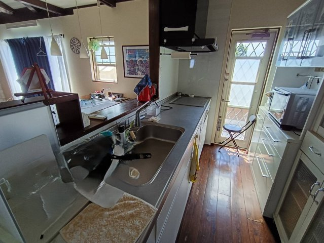 西条市周布892-5　中古住宅のキッチン|広々とした作業スペースを確保したキッチン。南向きの窓から明るい光が差し込み、日中の調理も快適に進む。リビングとの繋がりも良く、お料理をしながら家族との会話も自然と弾む、暮らしの中心となる空間。