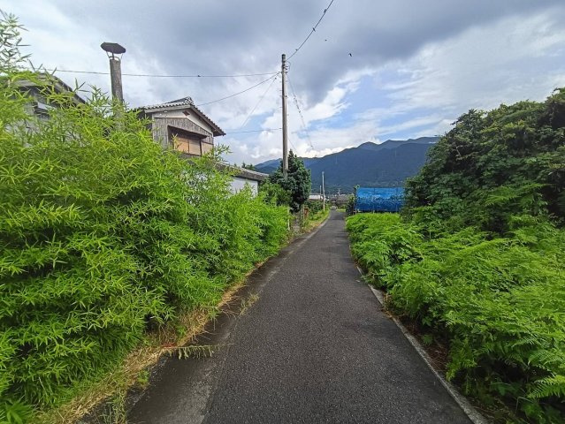 西条市丹原町長野1762-1　売土地の周辺|南西側道路