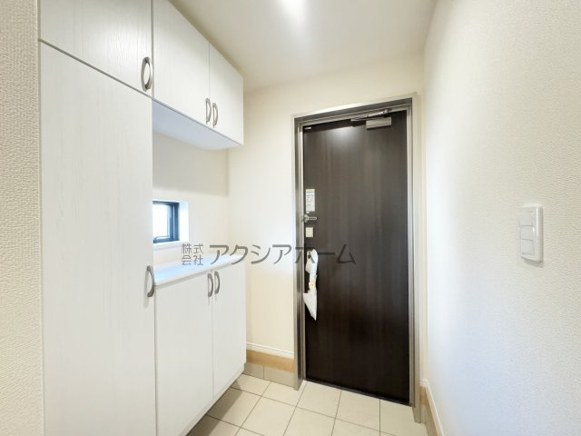 入間市仏子・全5棟　新築一戸建　C号棟　～IDS工法～の玄関