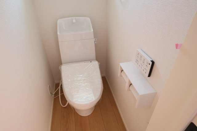 《仲介手数料無料》練馬区大泉町４丁目45-15(全1戸)新築一戸建てリナージュのトイレ|撮影日 2025年11月29日 12:15 晴れ