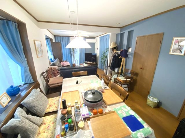 上鶴間本町７丁目　中古戸建の居間・リビング|配膳の動線が楽なキッチンに隣接のダイニングスペース
