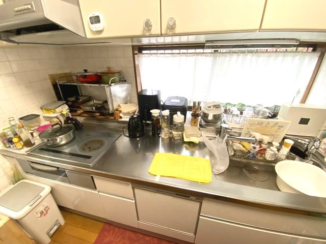 上鶴間本町７丁目　中古戸建のキッチン|掃除が楽なIHクッキングヒーター。
食洗機もあります。