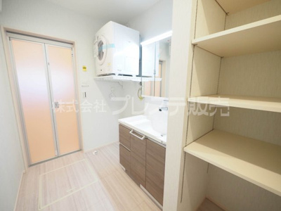 【洗面所】 | 奈良市学園大和町２丁目の新築一戸建 全２区画 | 現地写真（２号地洗面）シャワー付き洗面化粧台、ガス衣類乾燥機【乾太くん】を設置しました♪
