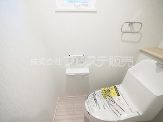 【トイレ】 | 奈良市学園大和町２丁目の新築一戸建 全２区画 | 現地写真（２号地１階トイレ）温水洗浄便座を標準装備！