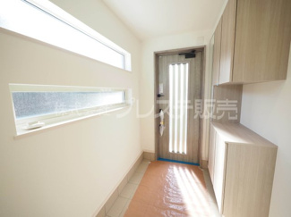 【玄関】 | 奈良市学園大和町２丁目の新築一戸建 全２区画 | 現地写真（２号地玄関）電子ロック＆ディンプルキー！玄関収納・シューズクロークのある広い玄関です♪