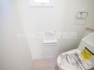 【トイレ】 | 奈良市学園大和町２丁目の新築一戸建 全２区画 | 現地写真（２号地２階トイレ）温水洗浄便座を標準装備！
