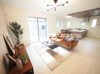 【居間・リビング】 | 奈良市学園大和町２丁目の新築一戸建 全２区画 | 現地写真（２号地リビング）ＬＤＫは広々１9 帖！南向きですので、陽あたり良好です♪