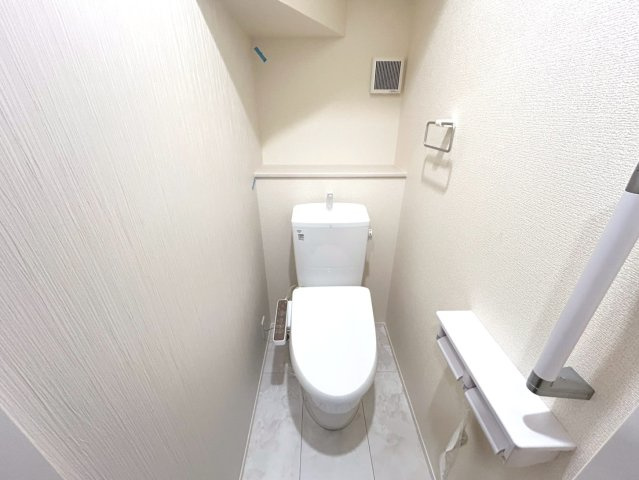 リーブルガーデン　扶桑町高雄薬師堂　全4区画分譲のトイレ|超表面平滑加工とイオンパワーの「セフィオンテクト」加工で、汚れが付きにくく落ちやすい仕様で清潔です。
便器にフチがないので汚れが隠れて見えない部分がありません。お手入れがとってもラクラクです。