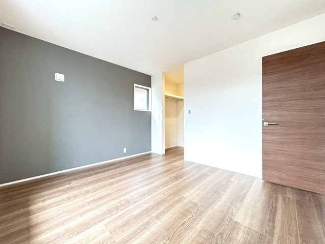 リーブルガーデン　扶桑町高雄薬師堂　全4区画分譲の寝室|すべての居室にはたっぷり収納できる大型のクローゼット、各室に２４時間換気システムを設置しています。
排気ファンから低風量で24時間強制排気し、家の中の空気をいつも新鮮に保ちます。
