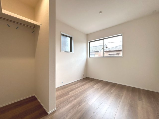 リーブルガーデン　扶桑町高雄薬師堂　全4区画分譲の洋室|全居室にたっぷり収納できる大型クローゼット、居室部分の窓ガラスには間に空気層を設けたペアガラスを採用。
高い断熱性と共にガラス面の結露対策にも効果を発揮します。