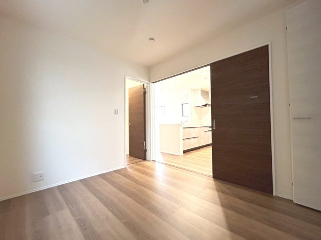 リーブルガーデン　扶桑町高雄薬師堂　全4区画分譲の洋室|全居室にたっぷり収納できる大型クローゼット、居室部分の窓ガラスには間に空気層を設けたペアガラスを採用。
高い断熱性と共にガラス面の結露対策にも効果を発揮します。