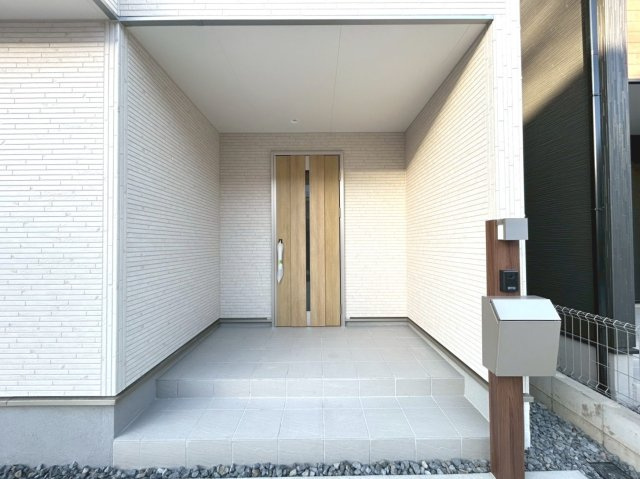 リーブルガーデン　扶桑町高雄薬師堂　全4区画分譲の玄関|【ピッキング防止機能付き玄関ドア錠】玄関ドアの鍵は上下に２つあり、内側の下段は脱着サムターンキー。
鍵を不正に開錠されても、もう１つの鍵でピッキングを防ぎます。防犯性の高い仕様になっています。