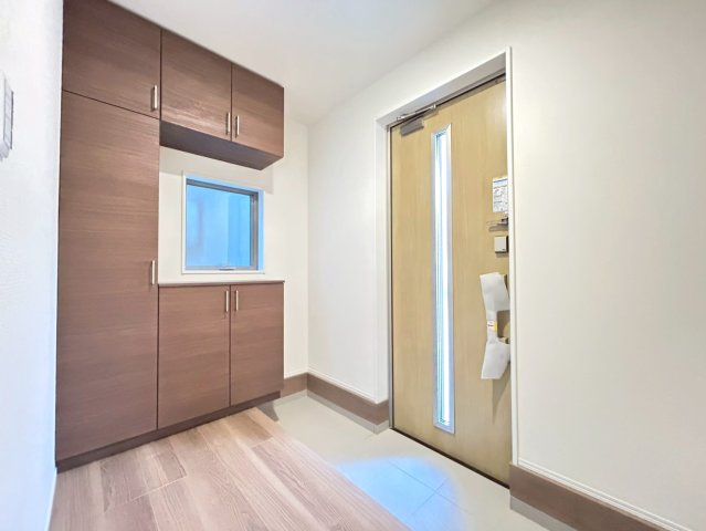 リーブルガーデン　扶桑町高雄薬師堂　全4区画分譲の玄関|大容量のシューズ収納付きで玄関周りもすっきり！玄関ドアからの光が玄関ホールを明るくしてくれます。