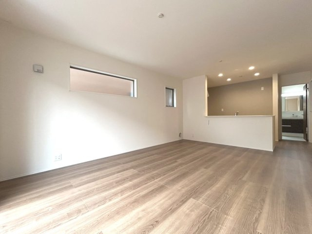 リーブルガーデン　扶桑町高雄薬師堂　全4区画分譲の居間・リビング|明るい日差しをふんだんに取り込んだリビングダイニングは家族の笑顔につつまれた素敵な空間になります。
一建設の家は精度が高く丈夫な工法を採用し、「住宅トップランナー基準」に対応しています。