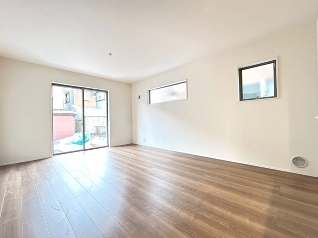 リーブルガーデン　扶桑町高雄薬師堂　全4区画分譲の居間・リビング|明るい日差しをふんだんに取り込んだリビングダイニングは家族の笑顔につつまれた素敵な空間になります。
一建設の家は精度が高く丈夫な工法を採用し、「住宅トップランナー基準」に対応しています。