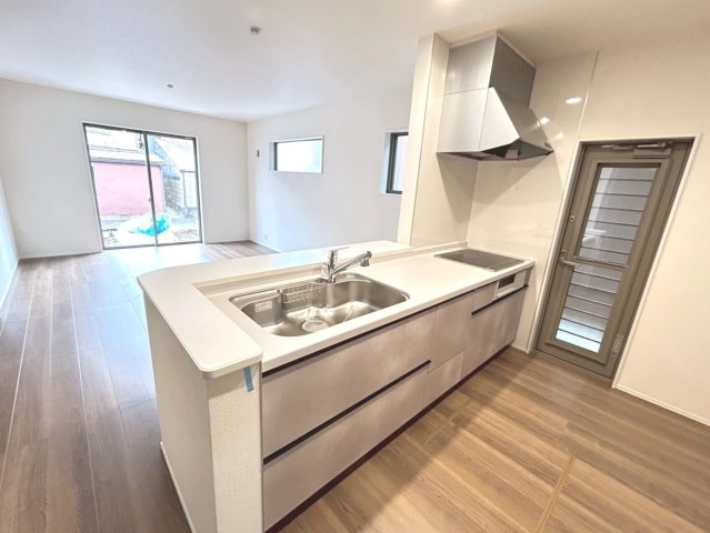 リーブルガーデン　扶桑町高雄薬師堂　全4区画分譲のキッチン|機能的で手入れがしやすいシステムキッチンでお掃除も楽々。蛇口は浄水器内蔵型で節湯CI対応水栓です。　
人造大理石カウンターやキッチンパネルなど明るくきれいにお使いいただけます。