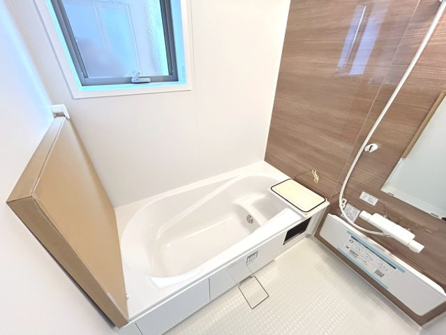 リーブルガーデン　扶桑町高雄薬師堂　全4区画分譲の浴室|明るく清潔感がある浴室。浴槽は環境にやさしい節水タイプ。浴槽内ステップで半身浴、親子入浴も安心です。
洗い場の床は乾きやすく滑りにくい快適仕様、水はけが良くカビの発生を軽減できます。
