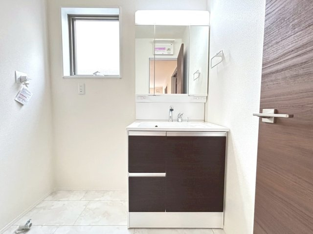 リーブルガーデン　扶桑町高雄薬師堂　全4区画分譲の独立洗面台|洗面化粧台 幅 750mm、軽く割れにくい洗面ボールと場所をとらないコンパクト設計の本体キャビネットです。
ミラー扉の内側は全て収納スペースです。リフトアップシャワーを採用し両手が自由に使えます