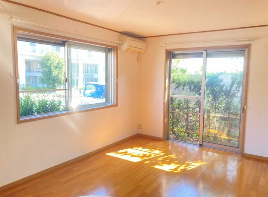 ヒルサイドコート　南向き　角部屋　子供可の居間・リビング