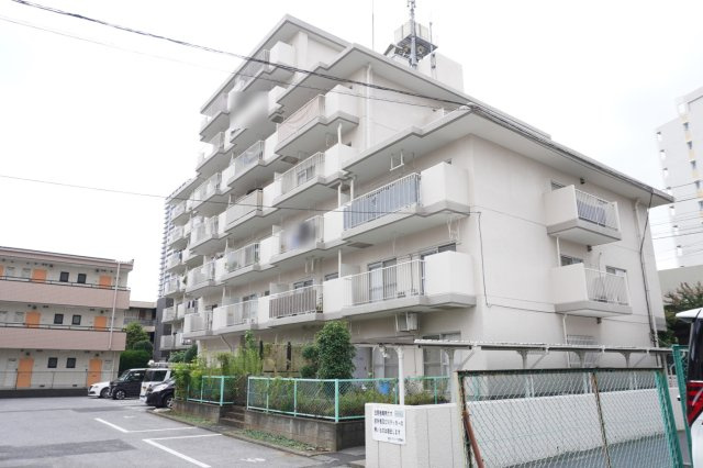 草加ガーデンハイツA棟の外観