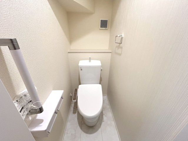 リーブルガーデン　扶桑町高雄薬師堂　全4区画分譲のトイレ|超表面平滑加工とイオンパワーの「セフィオンテクト」加工で、汚れが付きにくく落ちやすい仕様で清潔です。
便器にフチがないので汚れが隠れて見えない部分がありません。お手入れがとってもラクラクです。