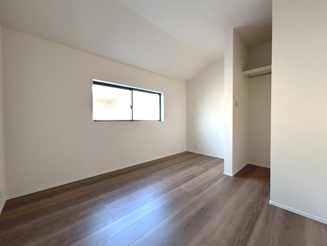 リーブルガーデン　扶桑町高雄薬師堂　全4区画分譲の洋室|全居室にたっぷり収納できる大型クローゼット、居室部分の窓ガラスには間に空気層を設けたペアガラスを採用。
高い断熱性と共にガラス面の結露対策にも効果を発揮します。