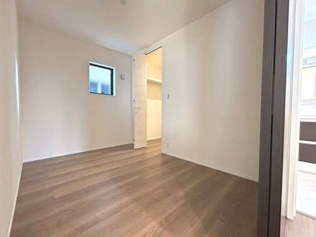 リーブルガーデン　扶桑町高雄薬師堂　全4区画分譲の洋室|全居室にたっぷり収納できる大型クローゼット、居室部分の窓ガラスには間に空気層を設けたペアガラスを採用。
高い断熱性と共にガラス面の結露対策にも効果を発揮します。